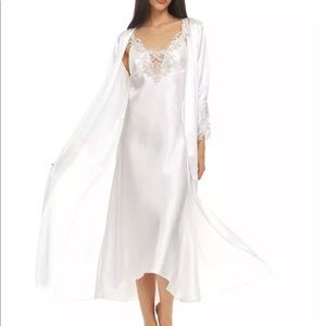 Flora by Flora Nikrooz Robe Set in Ivory Size Small